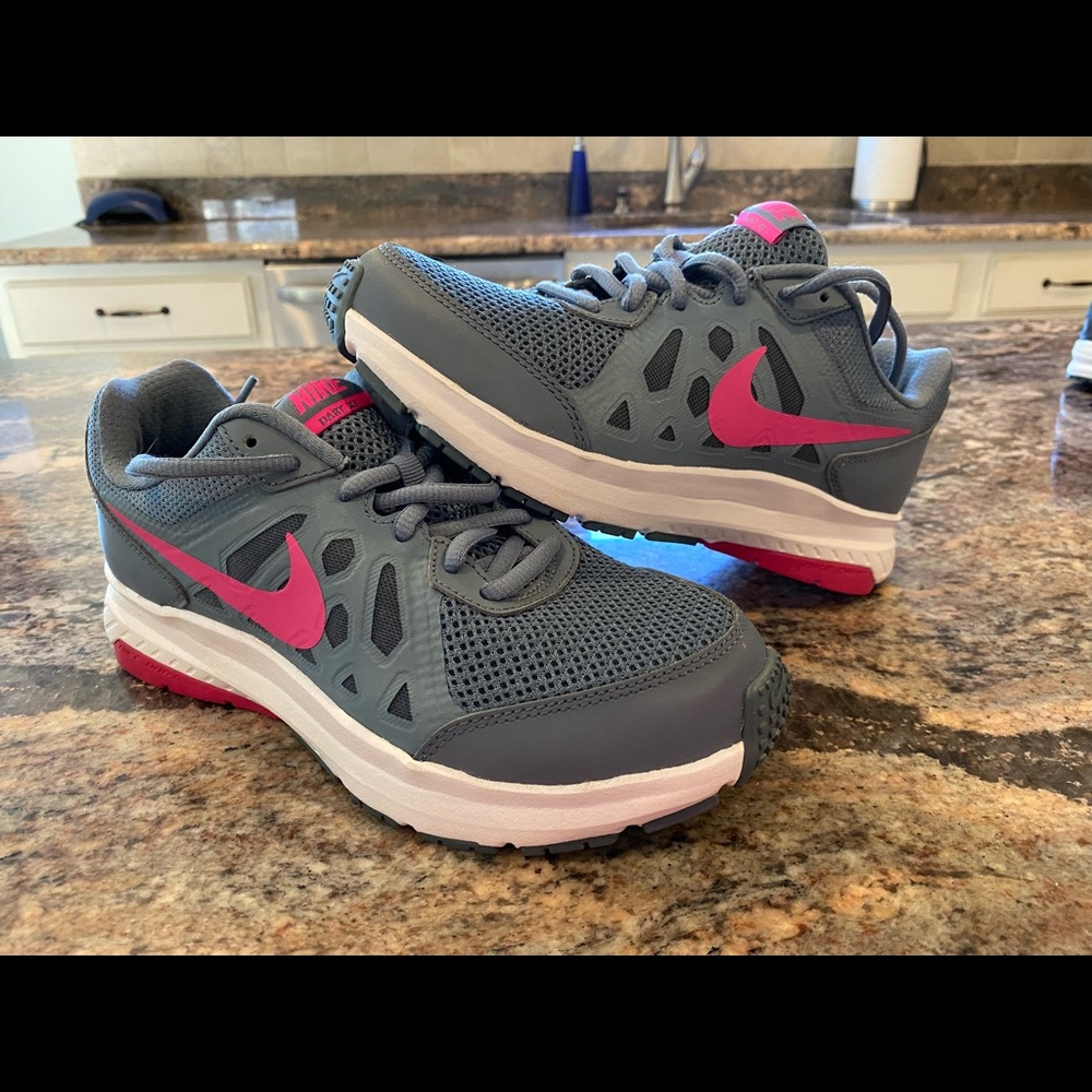 NWOT Nike Dart XI Size 7